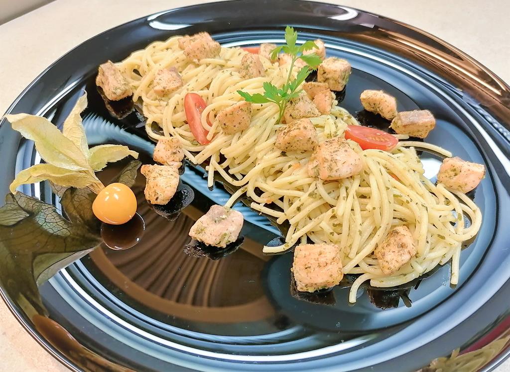 Spaghetti z Łososiem i Winem 15 pomysłów na dania z makaronem spahgetti z łososiem FoodAdnTravels.eu Blog Kulinarny i Podróżniczy Szefa Kuchni
